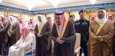 خادم الحرمين الشريفين يؤدي صلاة الميت على الأمير بندر بن عبدالعزيز