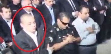 الخائن محمد عويس أثناء صلاة الجنازة على الشهيد مبروك