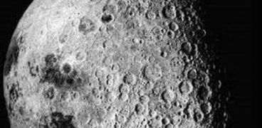 اكتشاف أدلة جديدة لوجود جليد بسطح القمر