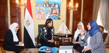 وزيرة الهجرة تبحث ترتيبات إطلاق المرحلة الثانية من تطبيق «اتكلم عربي»