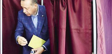 «أردوغان» أثناء الإدلاء بصوته أمس «أ. ف. ب»