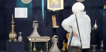 مصاحف بأشكال مختلفة داخل متحف الفن الإسلامى بباب الخلق