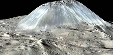 "ناسا" تكتشف جبل "أهونا مونس" على سطح الكوكب القزم