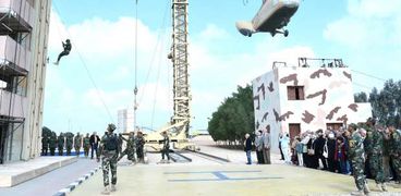 القوات المسلحة تنظم زيارة لعدد من القادة السابقين وأسرهم إلى «الصاعقة والمظلات»