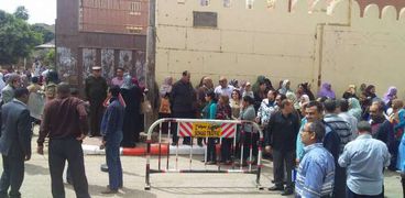بالصور| حشود من الناخبين أمام لجان الانتخابات بسوهاج