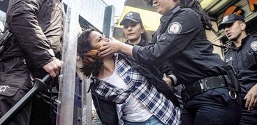 الشرطة التركية تحتجز سيدة شاركت فى مظاهرات خلال عيد العمال بإسطنبول «أ.ف.ب»