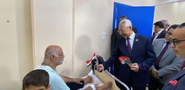 د. عصام فرحات رئيس جامعة المنيا يتفقد عنابر إقامة المرضى