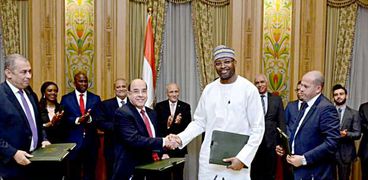 "العصار" خلال توقيع اتفاق التعاقد لإنشاء شركة بالتعاون مع نيجيريا