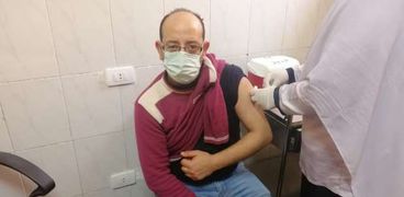 جانب من تطعيم أحد المواطنين بلقاحات كورونا