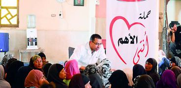 د. عمرو حسن وسط عدد من النساء المهمشات