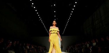 بالصور| "الدانتيل" يحتل تصميمات "ريبيكا فالنس" في أسبوع الموضة بأستراليا