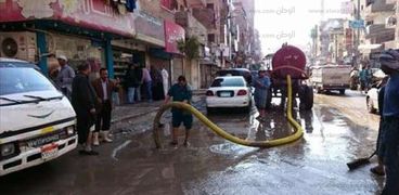 بالصور| رئيس مدينة ديرب نجم يتابع شفط مياه الأمطار من الشوارع