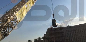 تثبيت أول جزء من مسلة رمسيس الثاني في ميدان التحرير