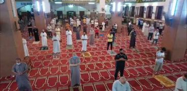 التباعد بين المصليين والإلتزام بالإجراءات الإحترازية بالمساجد