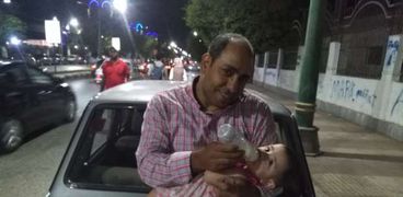 أب يرضع ابنته بالشارع