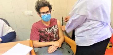 تطعيم أحد المواطنين بلقاح كورونا