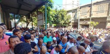مئات المصلين يؤدون صلاة الجنازة للفنان طلعت زكريا في الإسكندرية