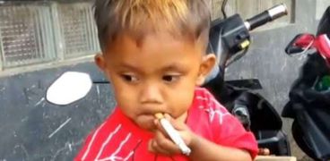 طفل يدخن 40 سيجارة يوميا