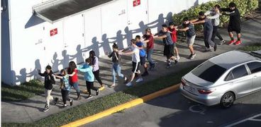 طلاب مدرسة فلوريدا أثناء خروجهم من المدرسة تحت التهديد