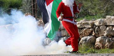 بالصور| ملتقط صور "بابا نويل الفلسطيني": كان يتحرك بطريقة عادية ولفت انتباهنا