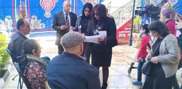 القاضية مروة هشام بركات تساعد الناخبين