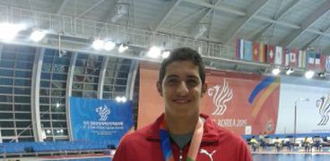 محمد سامى بطل المنتخب العسكرى في السباحة