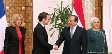 الرئيس الفرنسي ماكرون يصافح الرئيس السيسي خلال زيارة مصر 2019