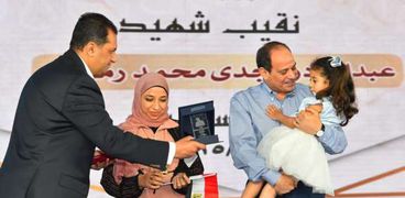 الرئيس السيسي أثناء الإحتفال بعيد الفطر مع أسر الشهداء
