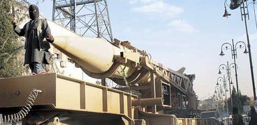 داعشى يقف بجوار صاروخ «صورة أرشيفية»