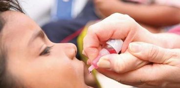 طفل يتلقى تطعيم شلل الأطفال