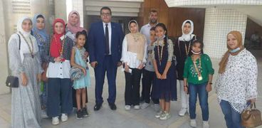 محمد عقل مع الطلاب والمعلمين المشاركين في المسابقة