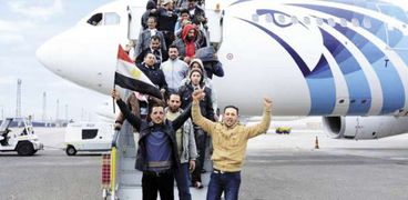 السعادة على وجوه المصريين العائدين من السودان
