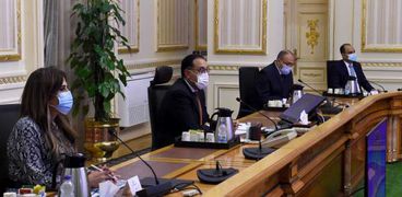 رئيس الوزراء خلال اجتماع متابعة المشروعات والخدمات التنموية في البحر الأحمر