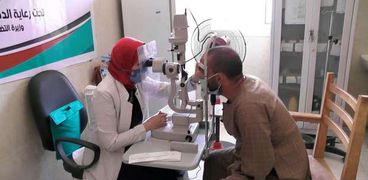 محافظ سوهاج  يتفقد  فعاليات القافلة الطبية لعلاج العيون وأمراض الشبكية في بناويط بالمراغة