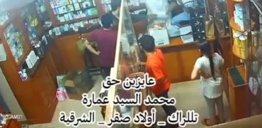 علقة موت من تاجر لعامل بصيدلية بسبب "الفكة": "كسر مناخيره وأسنانه"