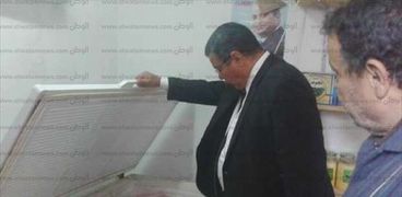 بالصور| رئيس مدينة سمنود بالغربية يتفقد منافذ بيع السلع في قرية ميت عساس