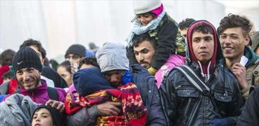 بالصور| اللاجئون السوريون يواجهون برد الشتاء على الحدود اليونانية