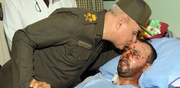 بالصور| وزير الدفاع يزور مصابي الجيش في "عمليات سيناء"