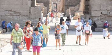 سياح أجانب أثناء زيارتهم لمعبد الكرنك بالأقصر "أرشيفية"