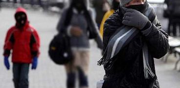 مواطنون يرتدون ملابس ثقيلة بسبب البرودة الشديدة