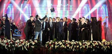 بالصور| تامر حسني يشعل حفل جامعة القاهرة وسط نجوم الفن والمشاهير