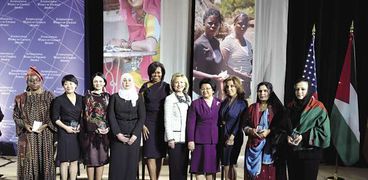 «ميشيل أوباما» زوجة الرئيس الأمريكى تتوسط عدداً من القيادات النسائية على مستوى العالم