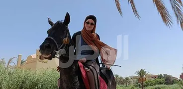 ليتيسيا الإسبانية تتجوّل بحصانها في قرية تونس