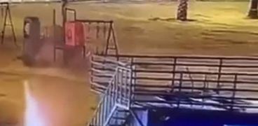 لحظة حرق عربة مشروبات فى السعودية