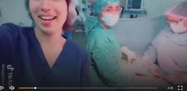 فريق طبي يرقص أثناء عملية جراحية