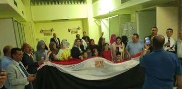 الجالية المصرية في لندن تدلي بصوتها في الاستفتاء
