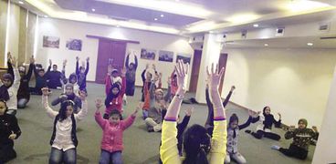 الأطفال أثناء ممارسة «اليوجا»
