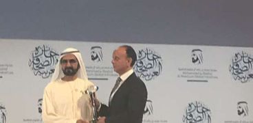 نجل الكاتب الصحفي الراحل إبراهيم نافع يتسلم الجائزة