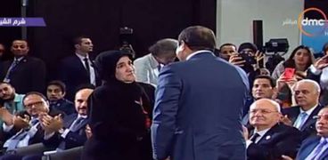 الرئيس السيسي خلال تحية والدة الراحل عبد الوهاب