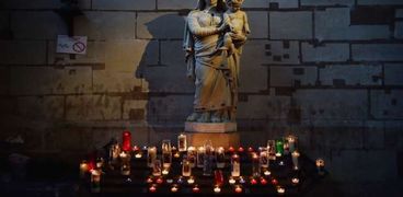 تمثال لمريم العذراء في مصلى كاتدرائية كنيسة سانت دينيس